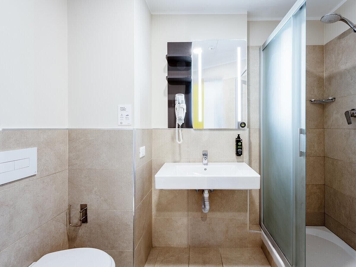Regadera, secadora de cabello, bidet, toallas 
