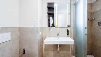 Regadera, secadora de cabello, bidet, toallas