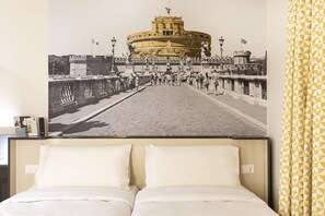 Standaard Twin kamer, niet-roken | Een kluis op de kamer, een bureau, verduisterende gordijnen