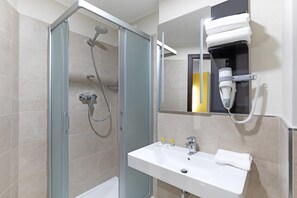 Regadera, secadora de cabello, bidet, toallas 