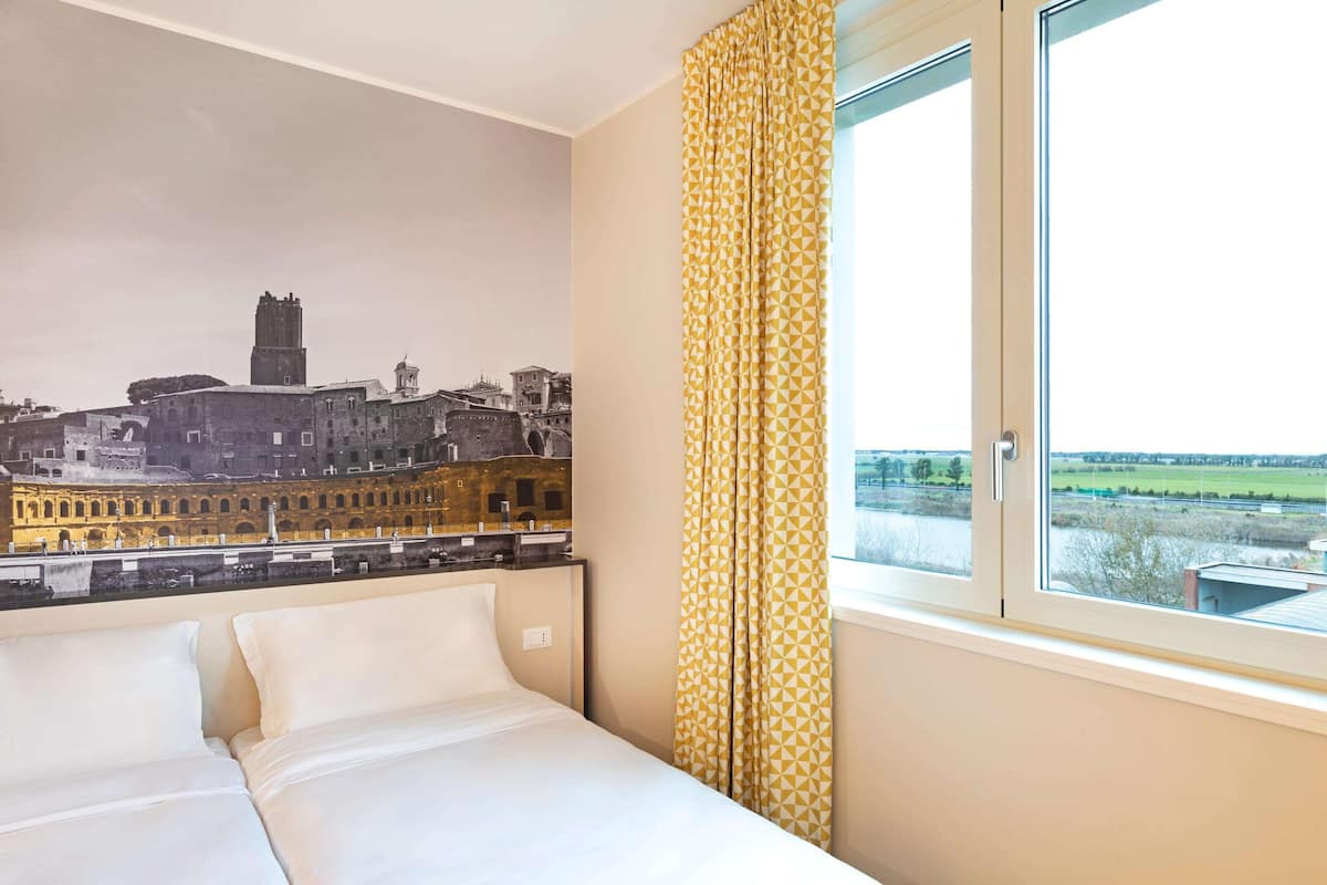 standard twin room, non smoking | in-room safe, desk, blackout curtains, soundproofing