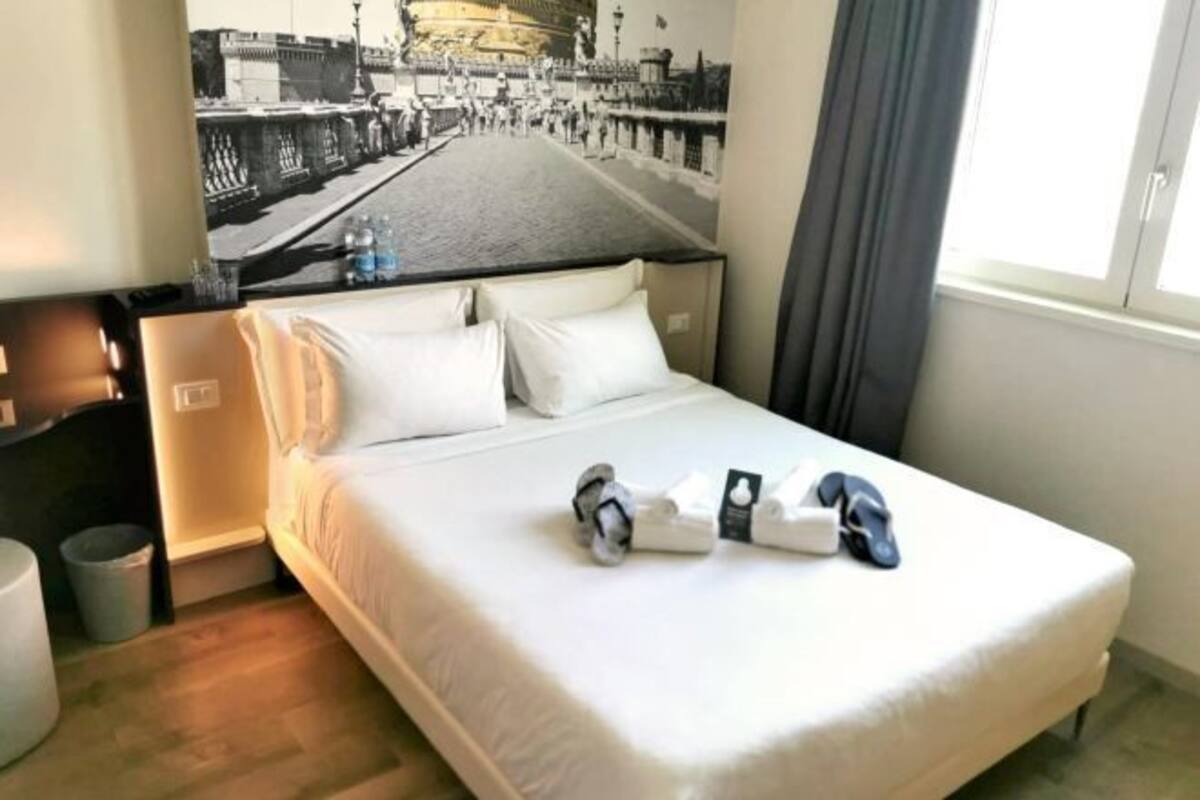 Safe på rommet, skrivebord, blendingsgardiner og lydisolert