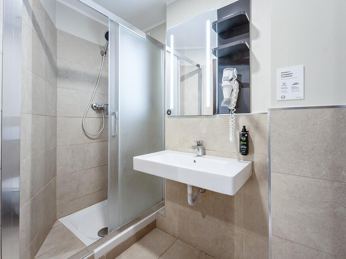 Habitación doble superior, para no fumadores | Baño | Regadera, secadora de cabello, bidet, toallas 
