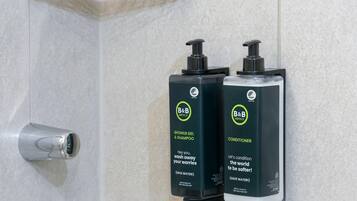 Kylpyhuoneessa on suihku, käsienkuivaaja sekä kaksi B&B Hotels -brändin shampoota ja hoitoainetta sisältävää annostelijaa.