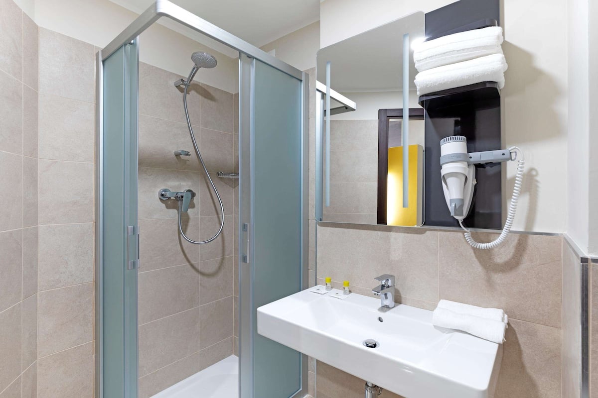 shower, hair dryer, bidet, towels