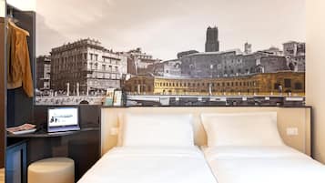 Standaard Twin kamer, niet-roken | Een kluis op de kamer, een bureau, verduisterende gordijnen