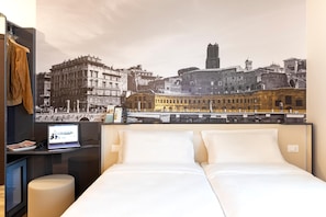 Standardværelse med 2 enkeltsenge - ikke-ryger | Pengeskab på værelset, skrivebord, mørklægningsgardiner, lydisolering