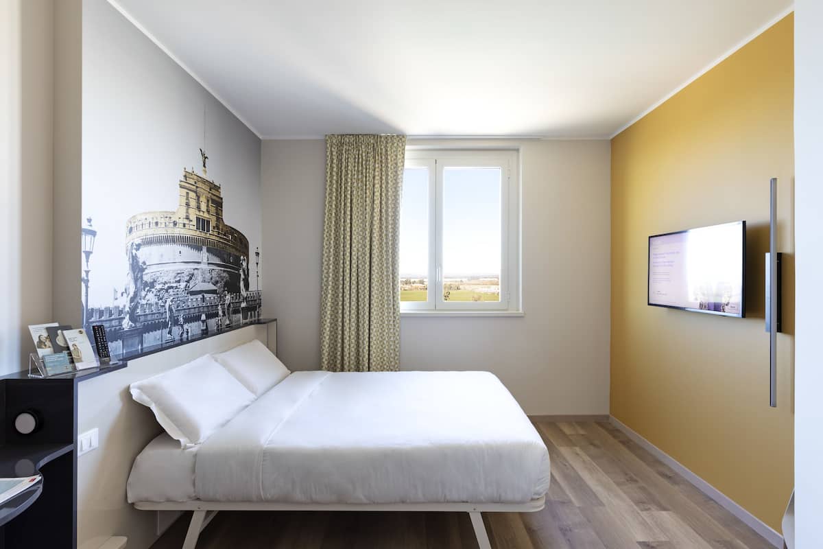 Standaard tweepersoonskamer, niet-roken | Een kluis op de kamer, een bureau, verduisterende gordijnen