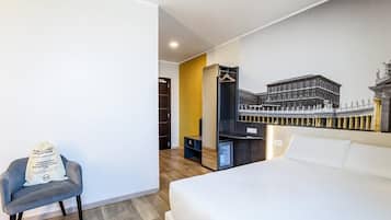 Zimmersafe, Schreibtisch, Verdunkelungsvorhänge, schallisolierte Zimmer