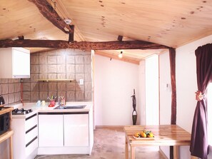 Casa Tradizionale, edificio separato (#1) | Cucina privata | Frigorifero, microonde, piano cottura, macchina per tè/caffè