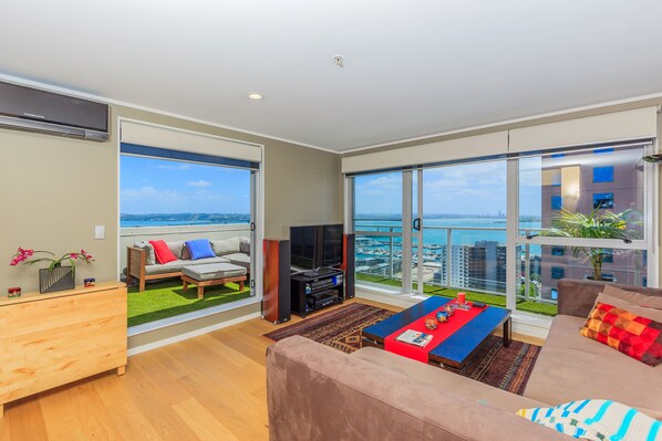 Apartment, 1 Bedroom, City View | Living area