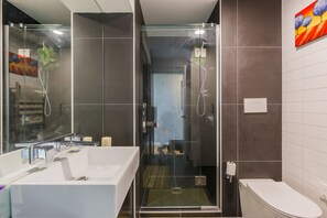 Apartment, 1 Schlafzimmer, Stadtblick | Badezimmer | Dusche, Regendusche, Handtücher