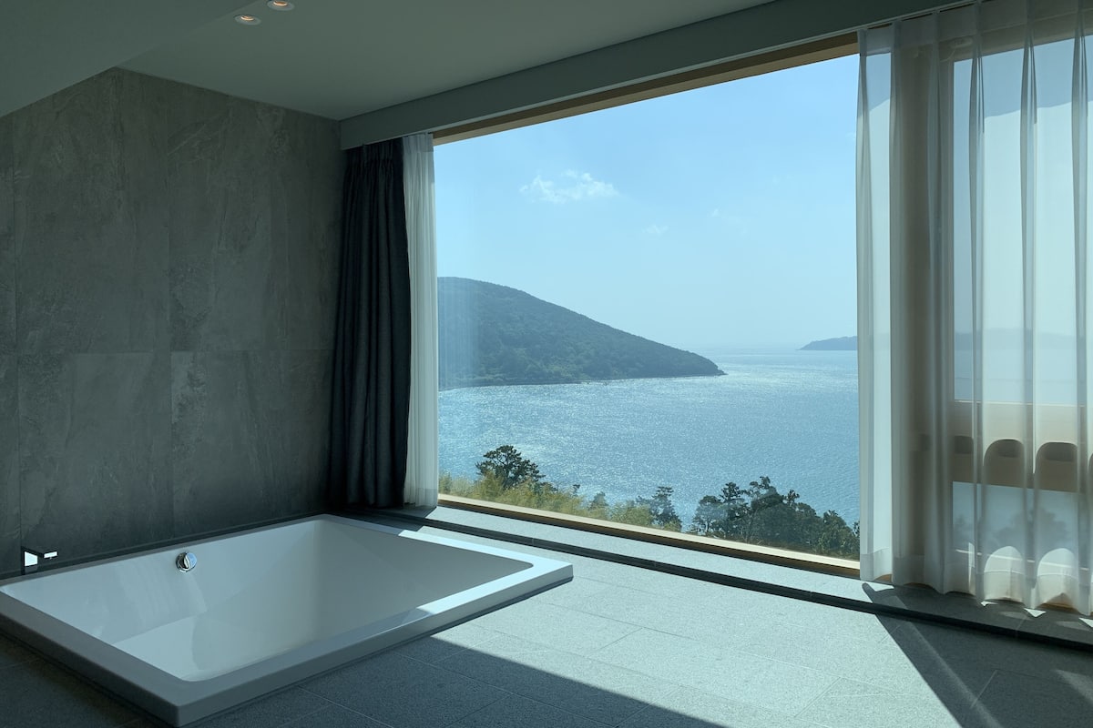 standard room | bathroom | separate bathtub and shower, free toiletries, hair dryer, bathrobes