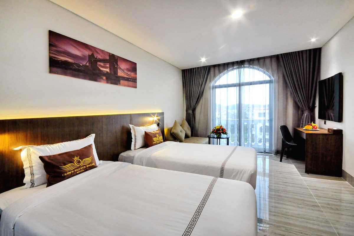 Deluxe Double or Twin Room | Minibar, in-room safe, desk, soundproofing
