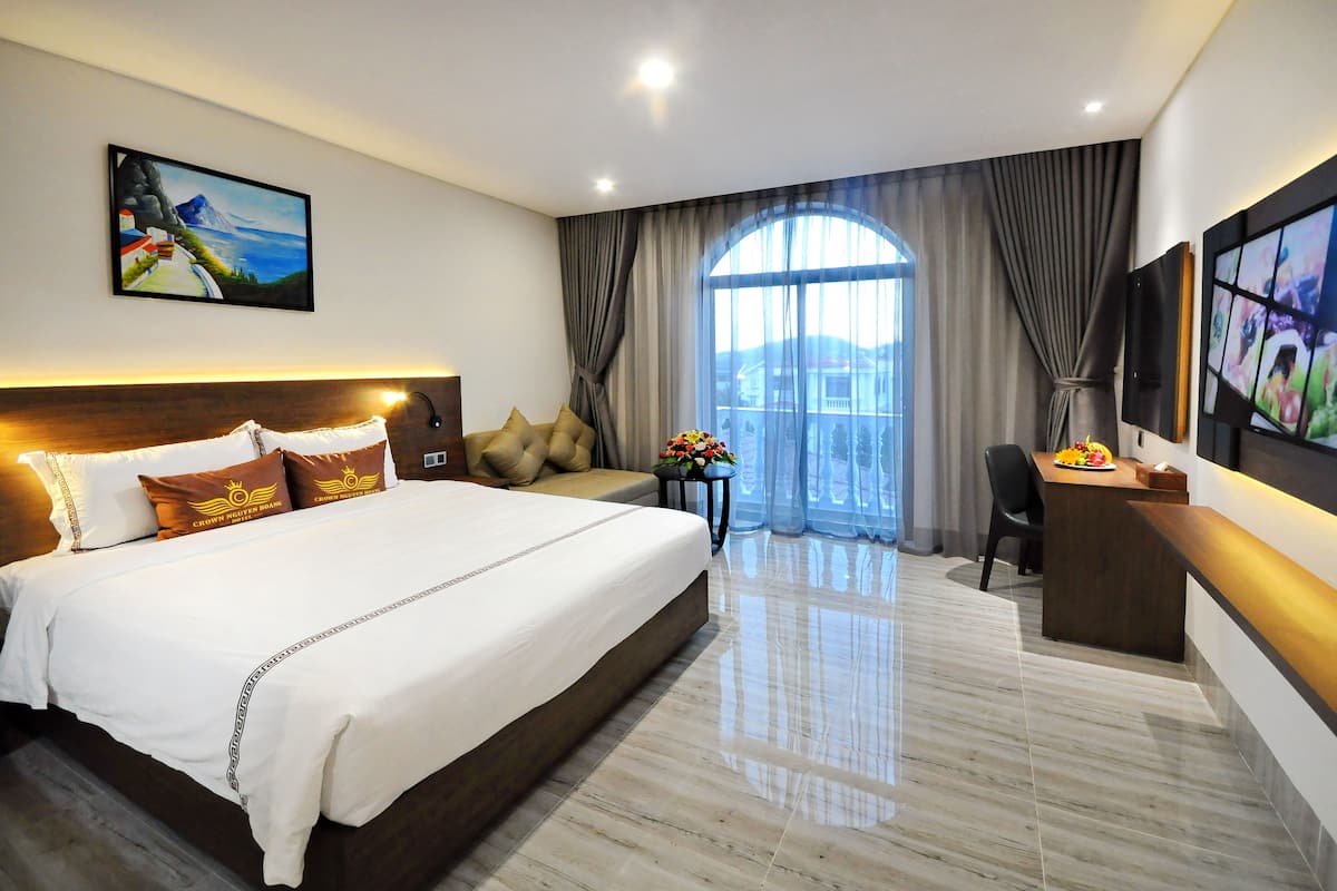 Junior Double Room, 1 Bedroom, Non Smoking, City View | Minibar, in-room safe, desk, soundproofing