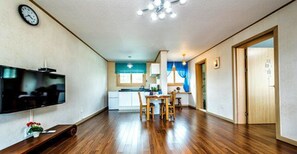 Basic Suite | Living area