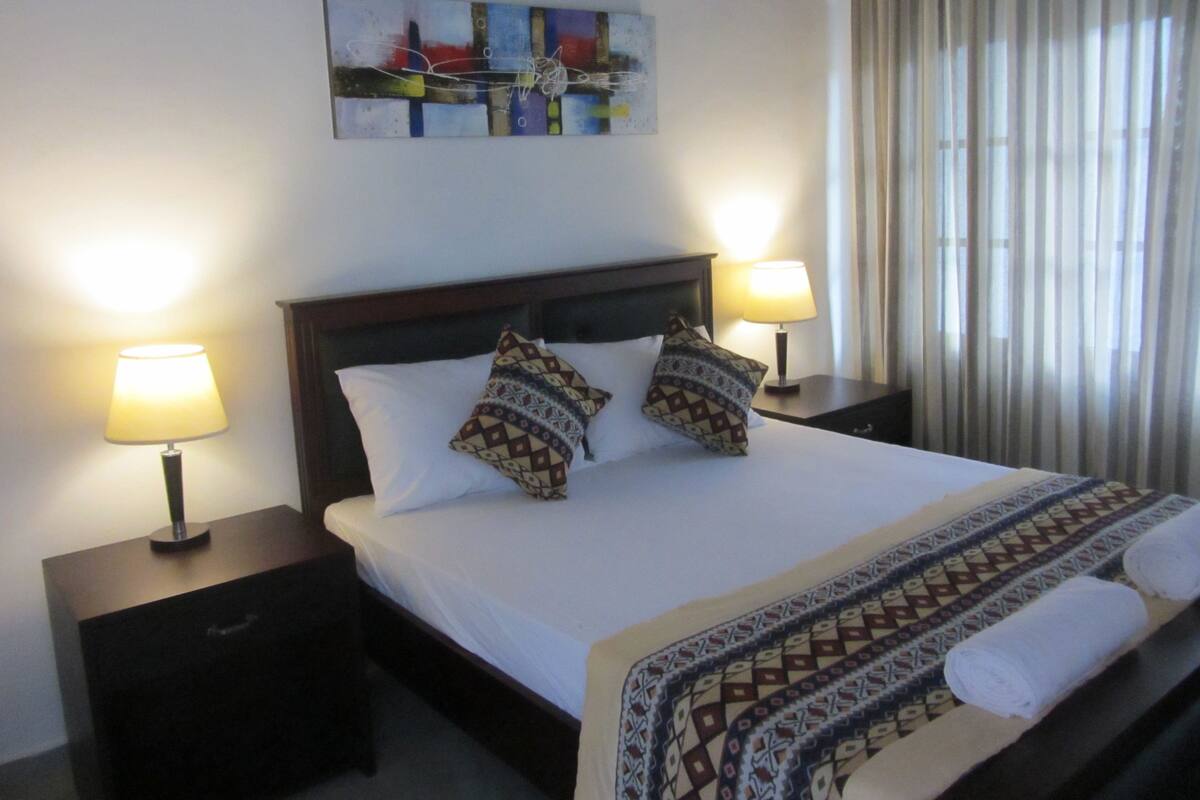Quarto casal luxo, 2 camas Queen, para não fumantes | 2 quartos, roupas de cama premium, edredons de pluma