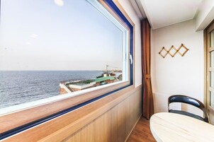 办公桌、笔记本电脑工作区、免费 WiFi、床单