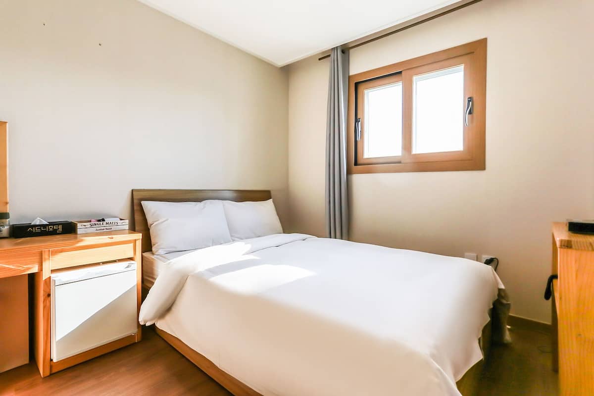 Habitación Deluxe doble (New Building) | Escritorio, espacio para trabajar con un portátil, wifi gratis