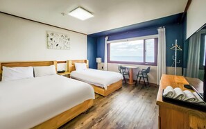 Desk, laptop workspace, free WiFi, bed sheets - Fantastic Ocean View Sydney Hotel (Jeju City)