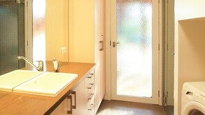 Bathroom - BEECHES - Timber clad house, quiet location (Marysville)