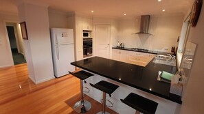 Jääkaappi, mikroaaltouuni, uuni, astianpesukone