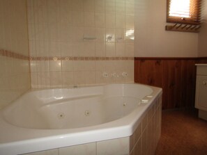 Ensemble baignoire-douche, serviettes fournies, savon, shampooing