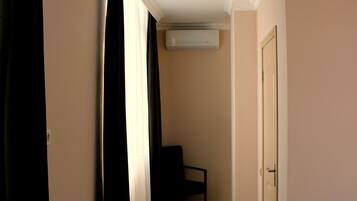 Quarto casal standard | Quartos à prova de som, ferros/tábuas de passar roupa, Wi-Fi de cortesia