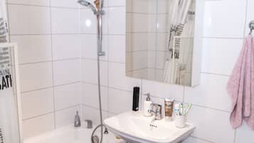 Baignoire, serviettes fournies, shampoing, papier toilette