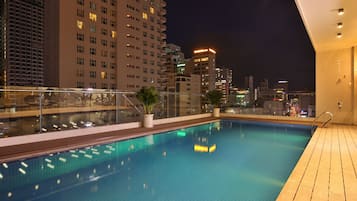 Ulkouima-allas avoinna 6.00–19.00, aurinkotuoleja