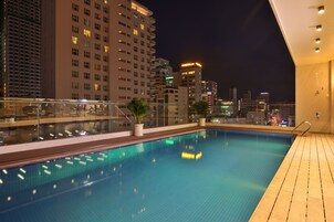 Una piscina al aire libre (de 06:00 a 19:00), tumbonas