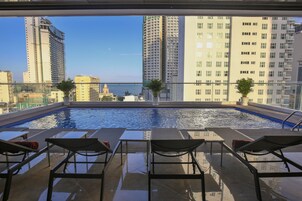 Una piscina al aire libre (de 06:00 a 19:00), tumbonas