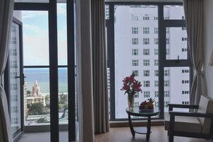 Habitación sénior, vistas al mar | Minibar, caja fuerte, escritorio y cortinas opacas