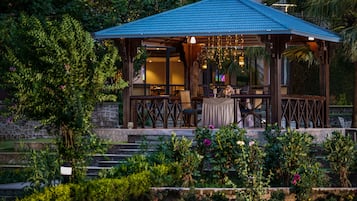 Tempat makan luar
