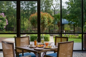 Daily buffet breakfast (INR 1357 per person)