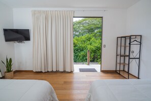 Frette Italian sheets, premium bedding, pillowtop beds, in-room safe - Equinoccio Hotel (Santa Ana)