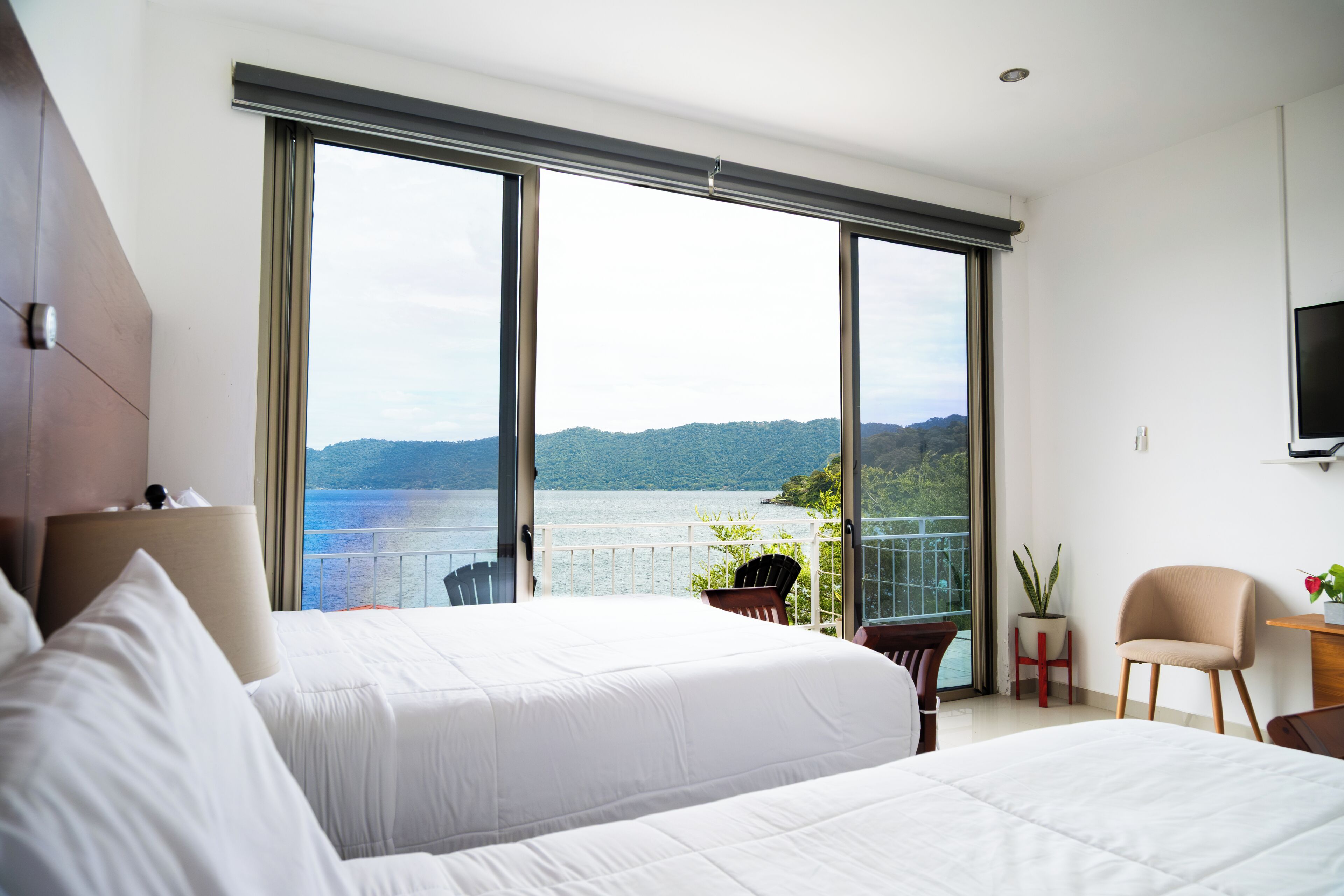 全景客房, 湖景 | 意大利 Frette 床单、高档床上用品、加厚床垫、客房内保险箱