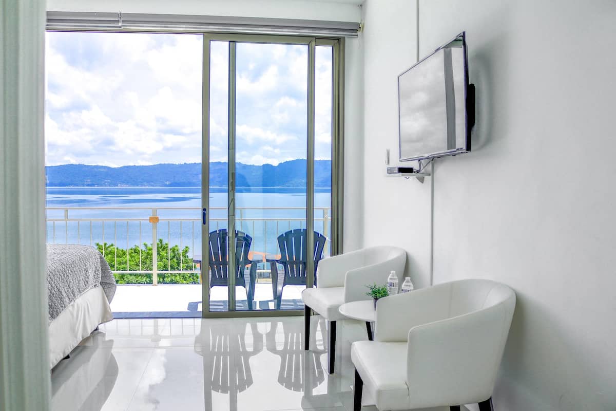Phòng có tầm nhìn toàn cảnh, quang cảnh hồ | Bộ trải giường bằng vải Frette của Ý, bộ đồ giường cao cấp