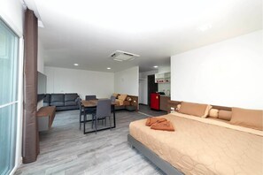 Deluxe Family 2-Bedrooms Apartment  | 거실 | TV