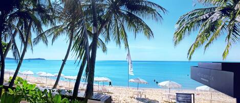 Deluxe Suite, 1 King Bed, Non Smoking | Laptop workspace, blackout drapes, free WiFi, bed sheets