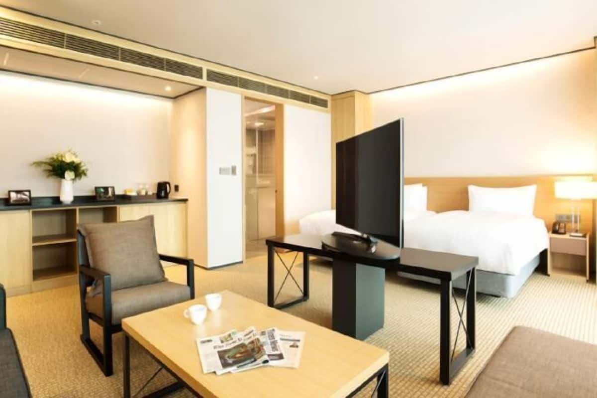 Premium bedding, in-room safe, desk, blackout curtains