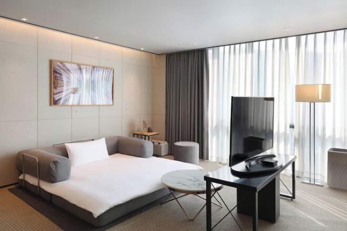 Premium bedding, in-room safe, desk, blackout curtains