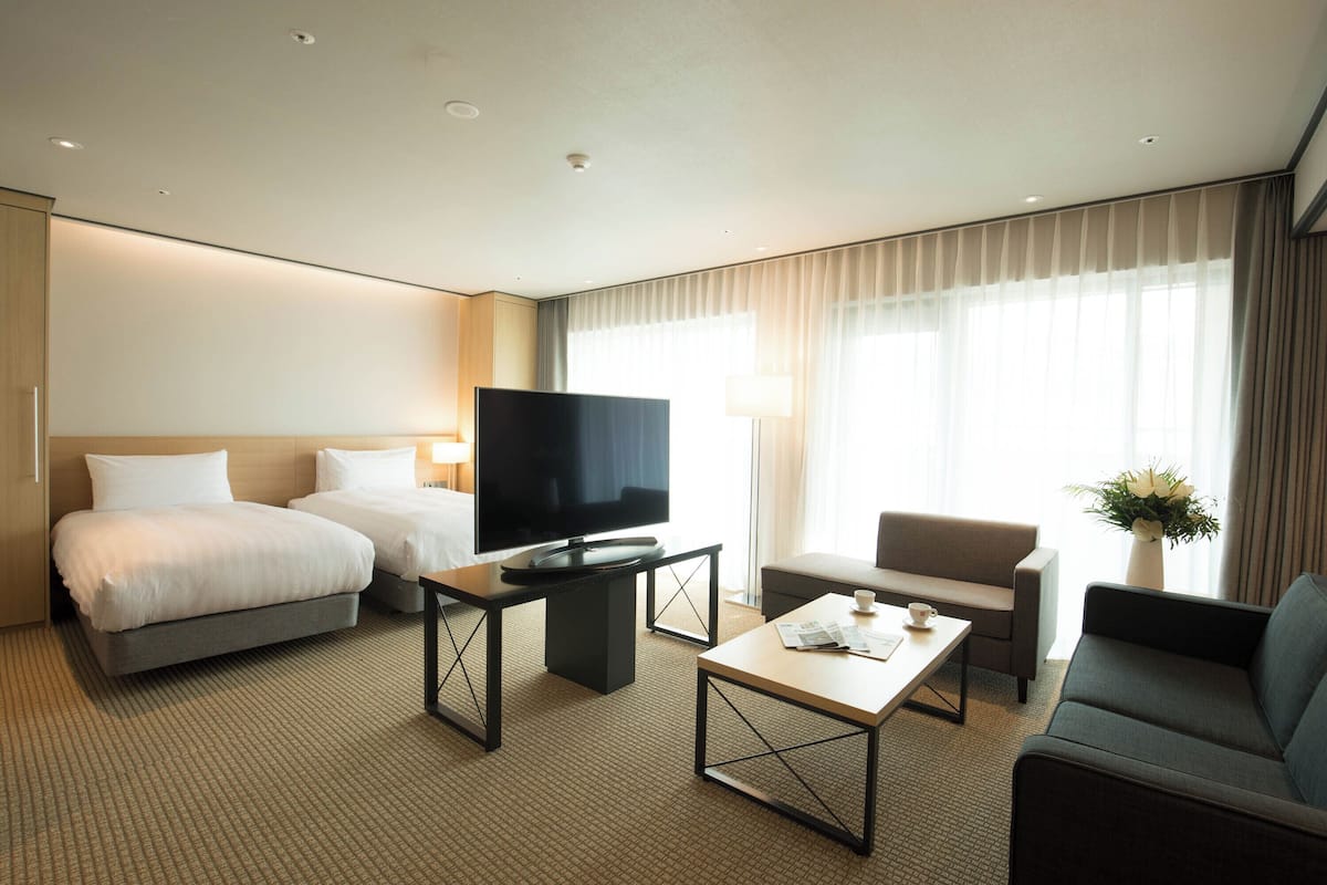 Premium bedding, in-room safe, desk, blackout drapes