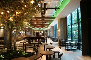 Breakfast, lunch, dinner served; Italian cuisine