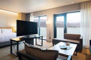 Terrace Suite Double | Ropa de cama de alta calidad, caja fuerte, escritorio y cortinas opacas