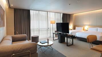 Premier Family Suite | Premium bedding, in-room safe, desk, blackout drapes