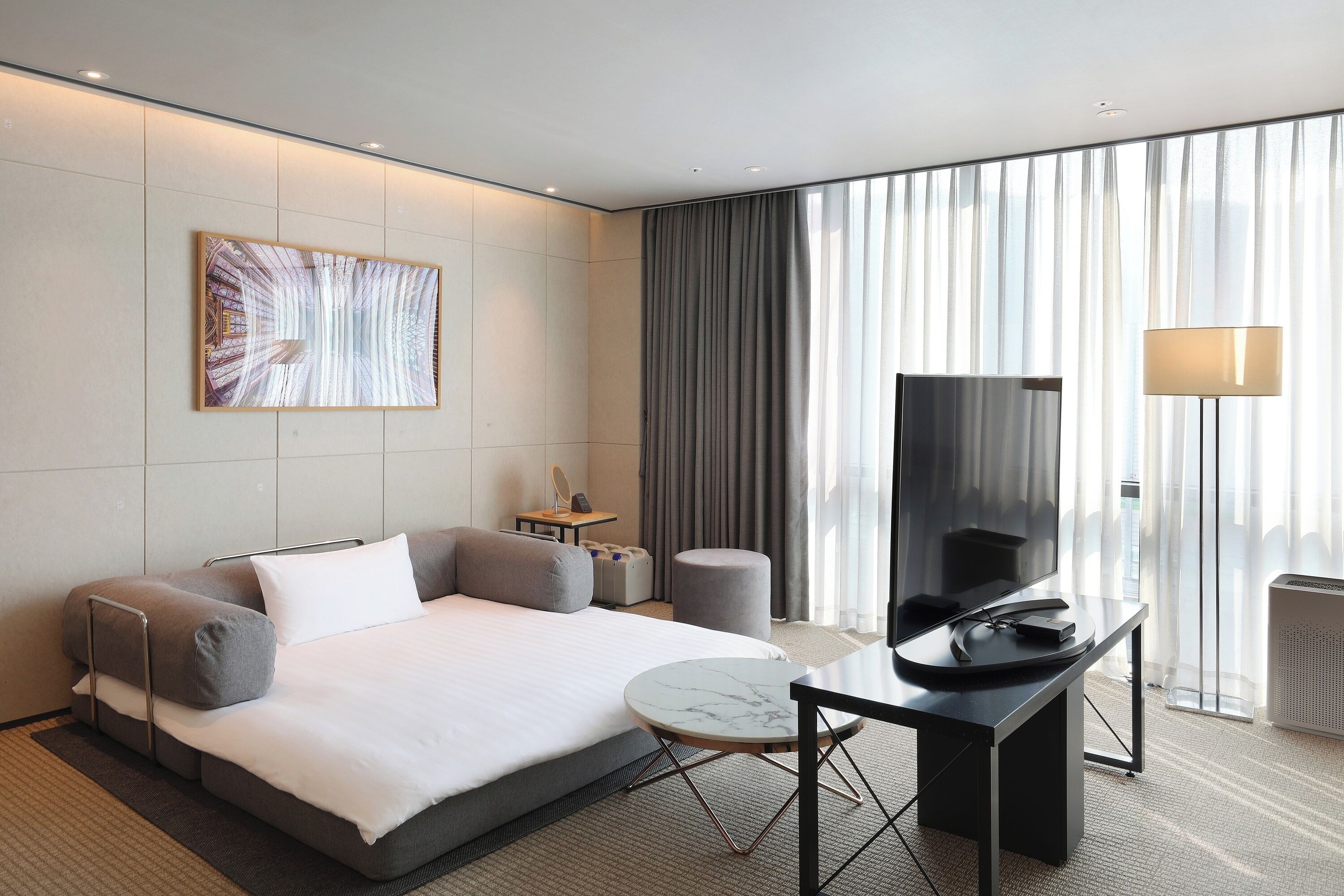 Ropa de cama de alta calidad y caja de seguridad en la habitación 