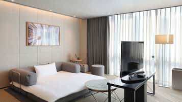 Ropa de cama de alta calidad y caja de seguridad en la habitación