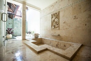 Villa Deluxe, 1 cama Queen size, para no fumadores, vista al jardín | Baño | Pantuflas y toallas 