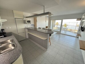 Refrigerador, microondas, horno y cafetera y tetera 